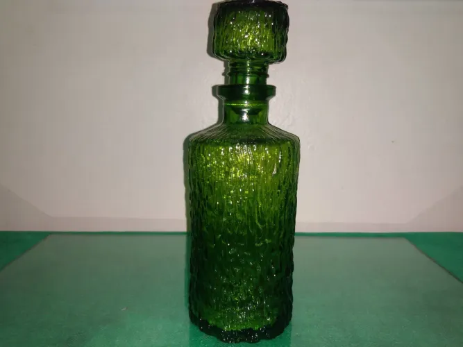 Garrafa de licor retro verde