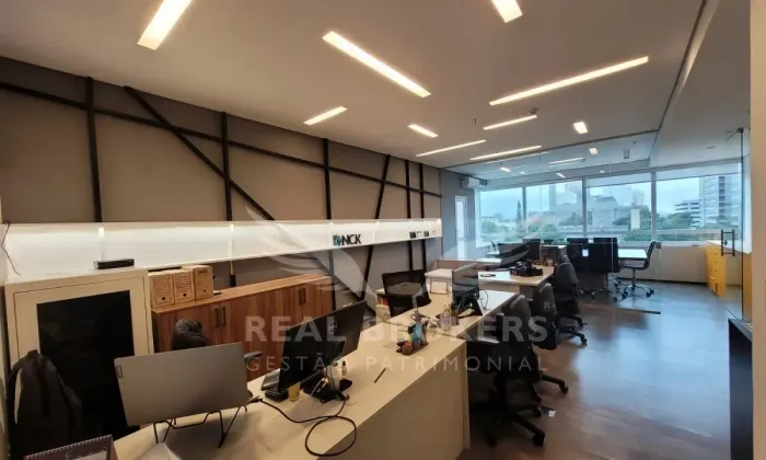 Sala Comercial à Venda com 63m² de área útil e 2 Vagas de Garagem em Alphaville