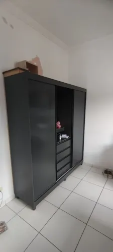 Vendo guarda roupa, 800$ sujeito a proposta.