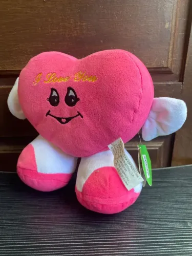 Coração de pelúcia! Com 17cm alt. de puro amor. Serve para sextas de presentes. Tá barato!