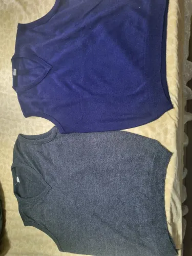 Kit com diversos coletes masculinos.