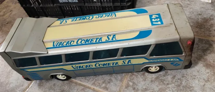 Miniatura de ônibus de ferro