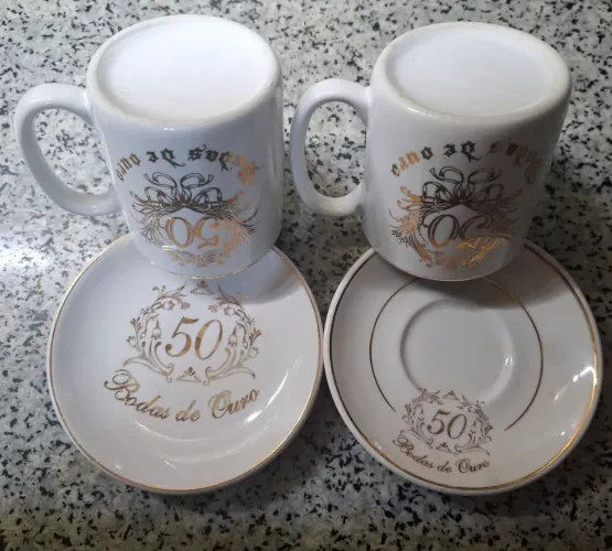 2 xicaras de chá com pires em porcelana Bodas de ouro