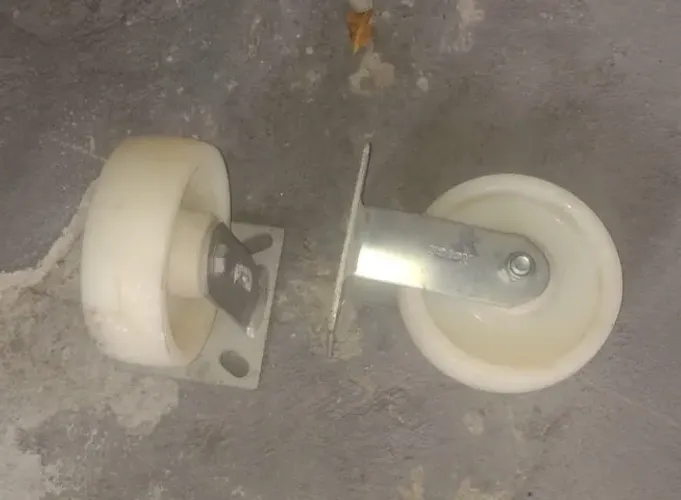 Roda de Nylon Fixa 100" - Nova