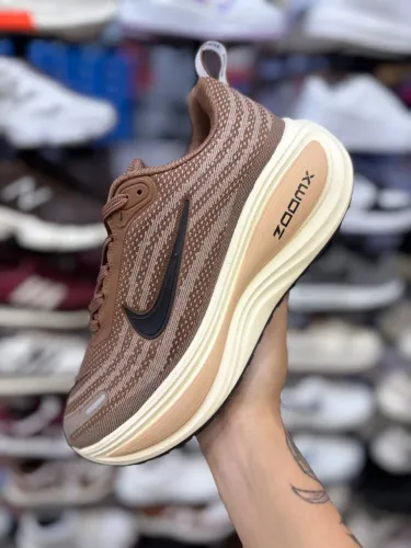 NIKE VOMERO PLUS
