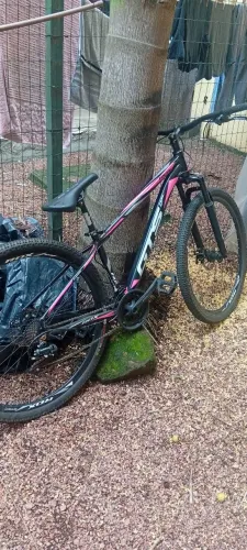 Bicicleta em ótimo estado para quem deseja estar em dia com a saúde.