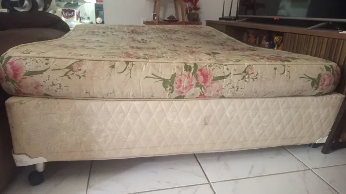 Vendo uma cama box casal
