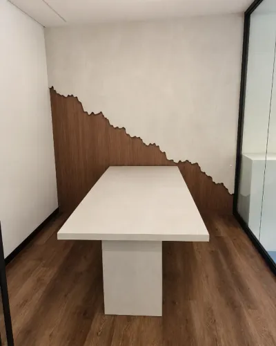 Mesa de Escritório / Reunião 2,20 x 1,00 m - Tampo Claro - Um pé e outro lado fixado
