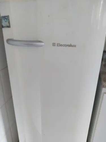 Geladeira media Electrolux
