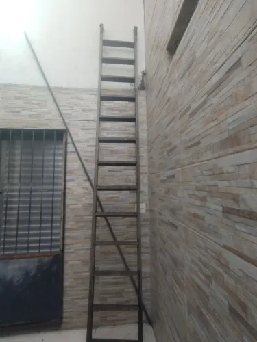 Vendo escada de madeira