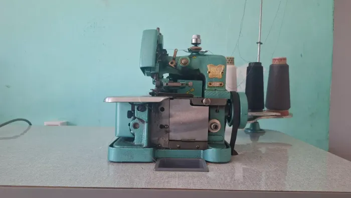 Máquina overlock doméstica