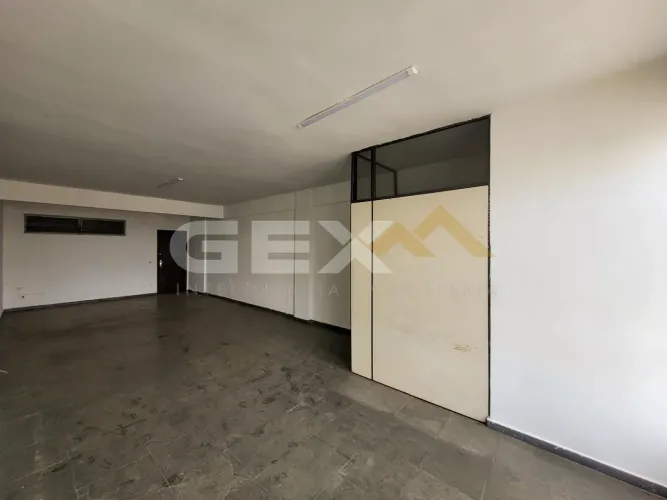 Sala comercial à venda no Centro.