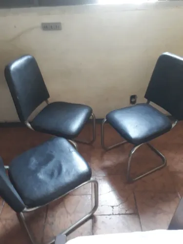 Cadeiras pé de metal , acento estofado em korino preto , total de 3 cadeiras . 49,00 cada