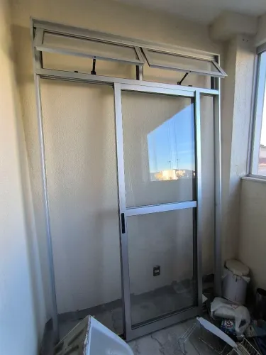 Porta de sacada ou varanda de vidro com armação em aluminio