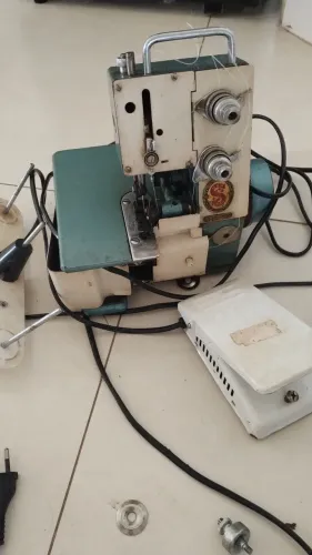 Máquina overloque 
