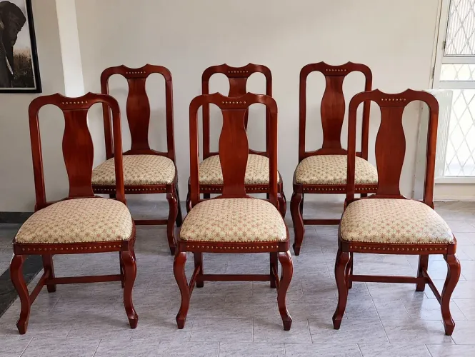 Vendo mesa de jantar com 6 cadeiras
