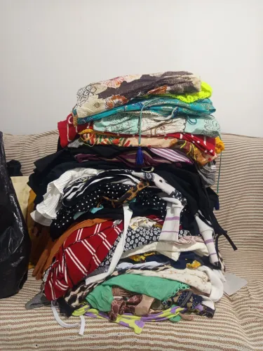 75 peças de roupas semi novas 