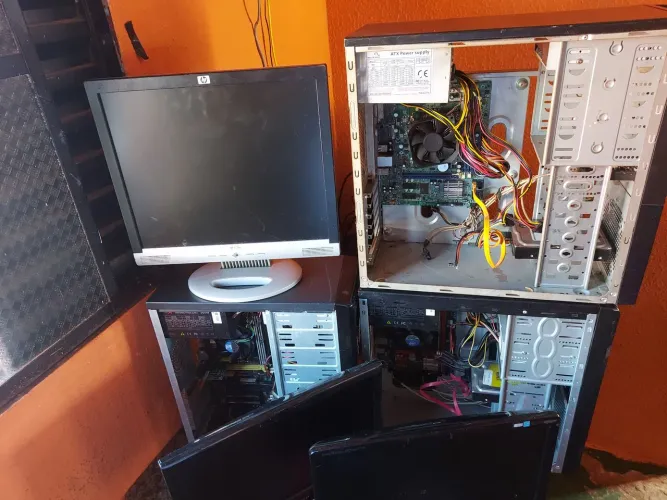Lote de Micros e monitor funcionando.