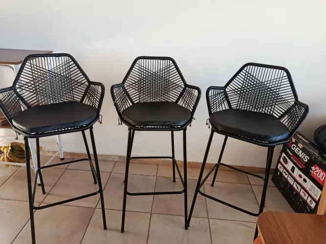 Vendo banquetas modernas e super conservadas