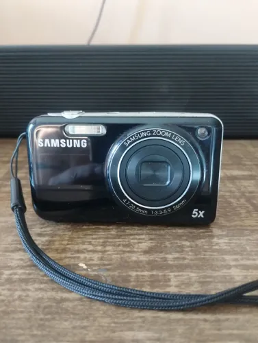 Câmera Samsung PL120, Compacta de 14.2 MP com zoom óptico de 5x. Duas Telas (Selfie)