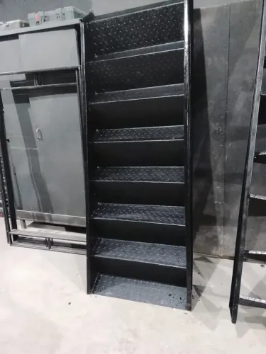 Escada reta ou com patamar de 80x3 metros valor R$ 2.800 entrega a combinar 