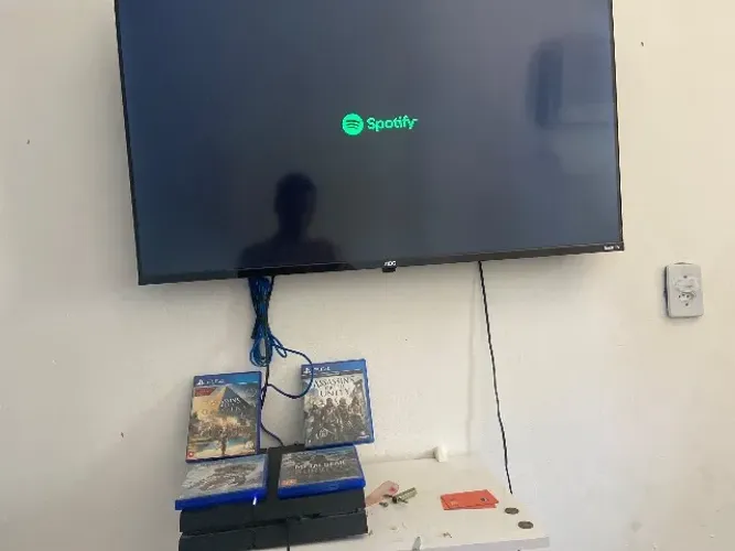 PS4 slim 1300, com dois controles 6 jogos físicos