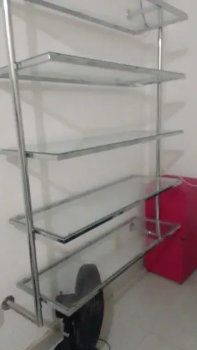 Estante de vidro com inox cromado