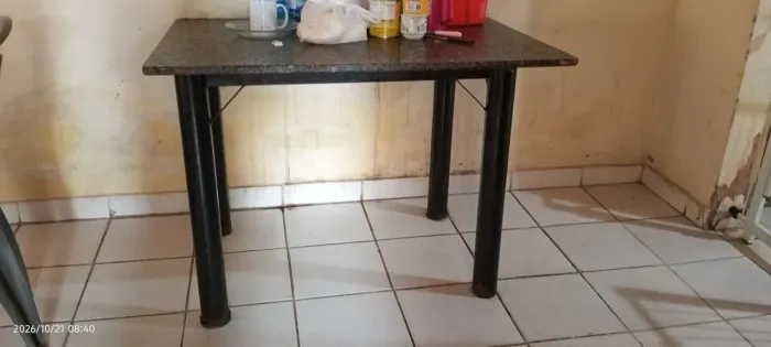 Mesa tubular retangular com pedra