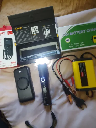 Vendo 3 peças juntas por um só valor tudo novo lanterna carregador de bateria