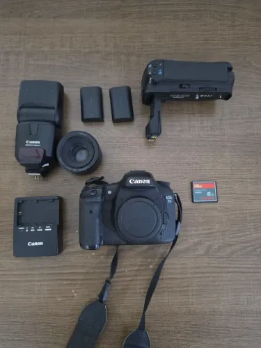 Câmera Canon eos 7d mais lente 50mm e vários acessórios como nad fotos.