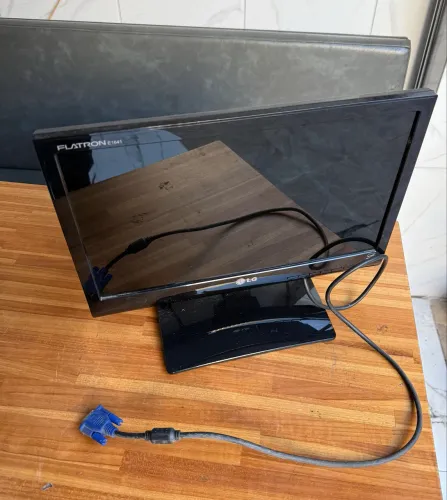 Monitor LG Flatron E1641: 16 - Vga