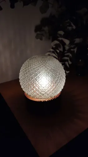 Luminária com base em madeira torneada segmentada, cúpula esférica, vidro bico de jaca