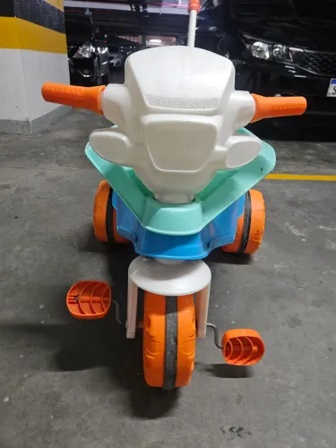 Motora triciclo de bebê