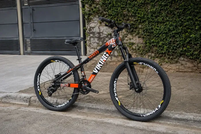 Bicicleta Vikingx Tuff-25 Aro 26 Shimano 21v Roxa e Laranja e Branca<br>
