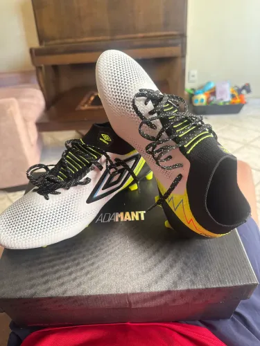 Chuteira umbro nunca usada