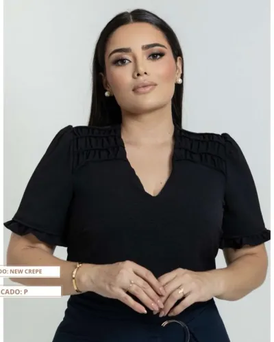 Blusa preta com babado