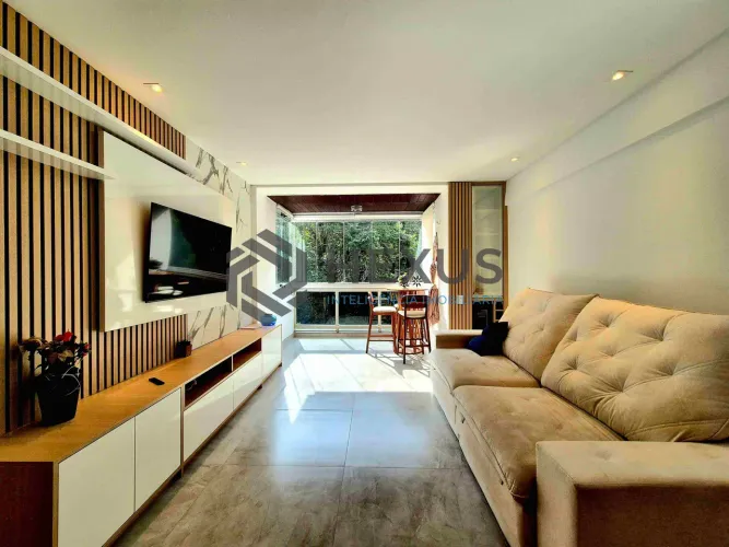 Apartamento com varanda, reformado, lazer completo na Praia das Pitangueiras, Guaruja | He