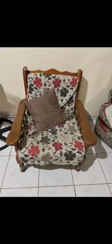 Conjunto de sofá e poltrona estilo colonial ?