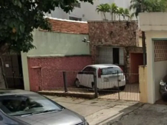 TERRENO COM 280 M² , SENDO 7 M DE FRENTE E FUNDO X 40 M DE COMPRIMENTO. COM CASA VELHA PAR