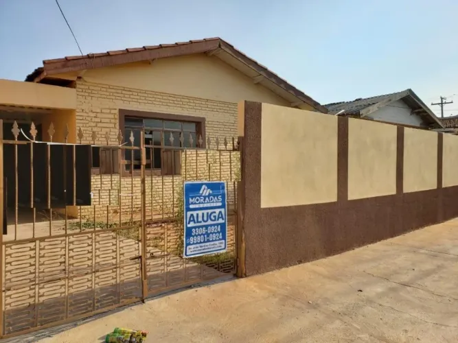 Locação: Casa com 2 Dormitórios e Quintal no Jardim Vitória
