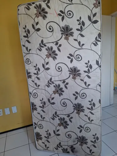 Cama de solteiro e ventilador 