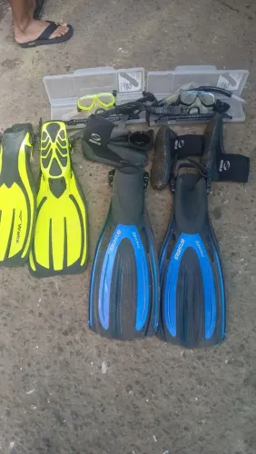 Equipamento de mergulho,2 nadadeira,2 bota,2 máscara uma bolsa