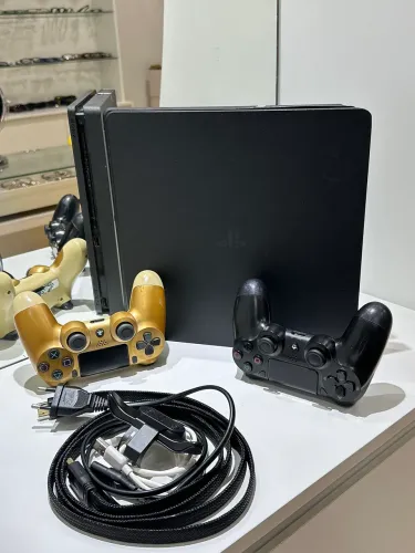 PlayStation 4 Slim 500GB + Jogos + 2 Controles