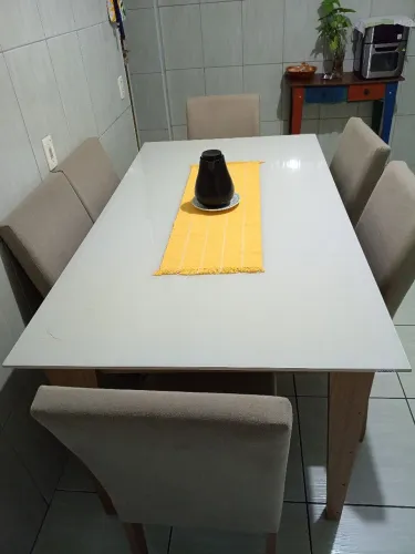 Mesa de jantar, 1 ano de uso em ótimo estado