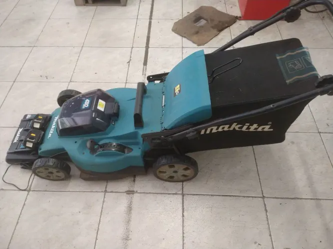 Máquina de cortar grama a bateria Makita