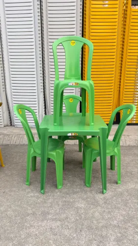 Conjunto de Mesas e Cadeiras