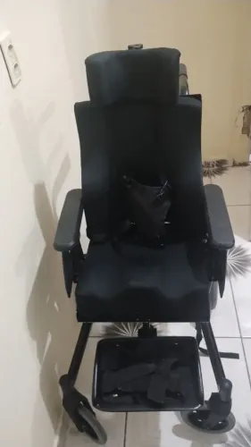 Vendo cadeira de rodas infantil adaptada bem conservada