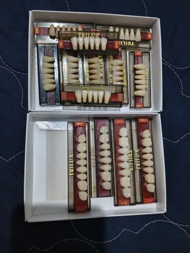 Dentes para prótese dentária, várias placas e cores