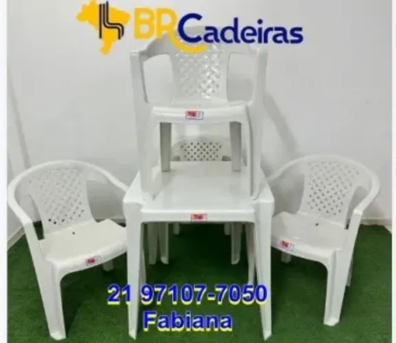 Mesa e cadeiras com encosto telado