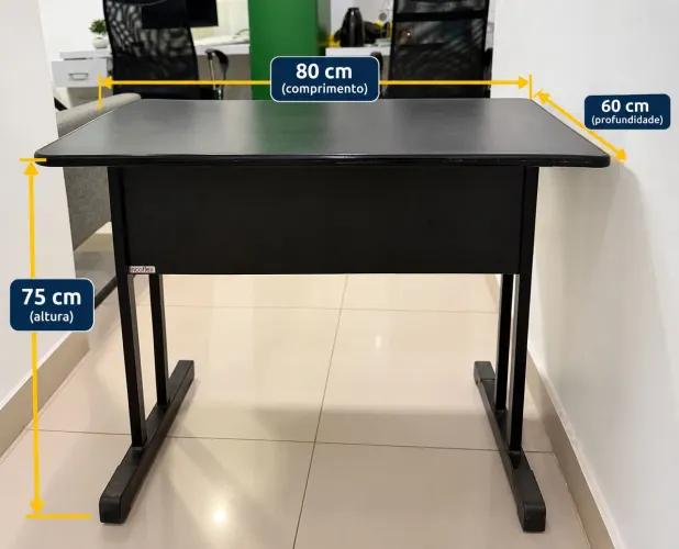 Mesa de escritório reta e sem gavetas